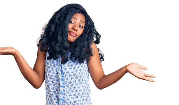 Güzel Afro Amerikan Kadın Gündelik Yazlık Tişört Giyiyor Hiçbir Şeyden — Stok fotoğraf