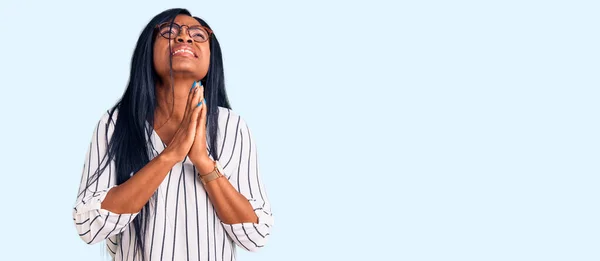 Молода Афро Американська Жінка Одягнена Повсякденний Одяг Окуляри Жебрає Молиться — стокове фото
