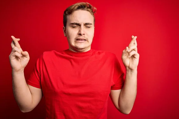 Giovane Bel Rossa Uomo Indossa Casual Shirt Sfondo Rosso Isolato — Foto Stock