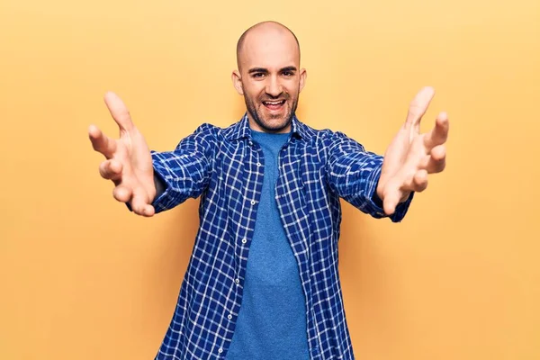 Jovem Careca Bonito Vestindo Camisa Casual Olhando Para Câmera Sorrindo — Fotografia de Stock