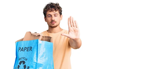 Junger Gutaussehender Mann Mit Lockigem Haar Der Recycling Papierkorb Mit — Stockfoto