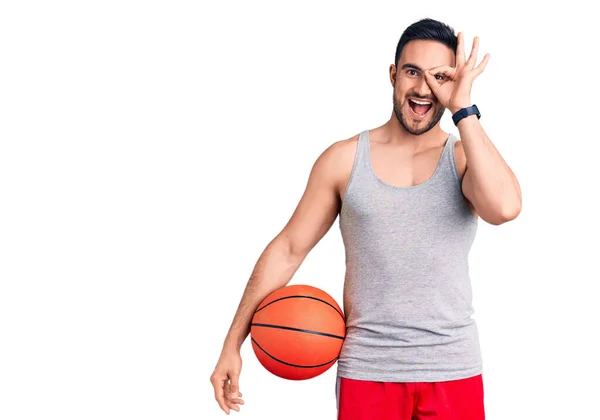 Junger Gutaussehender Mann Hält Basketballball Lächelnd Glücklich Tut Zeichen Mit — Stockfoto