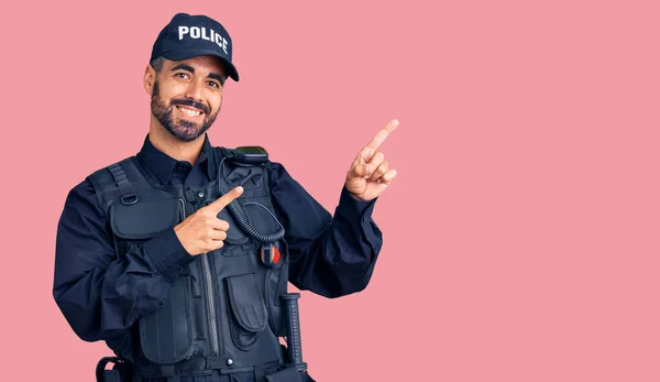Joven Hispano Vistiendo Uniforme Policial Sonriendo Mirando Cámara Apuntando Con — Foto de Stock