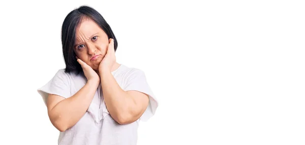 Sendromlu Esmer Kadın Sıradan Beyaz Tişörtler Giyiyor Yorgun Eller Yüzünü — Stok fotoğraf