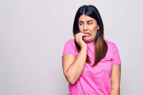 Junge Schöne Brünette Frau Lässigem Rosa Shirt Das Vor Weißem — Stockfoto