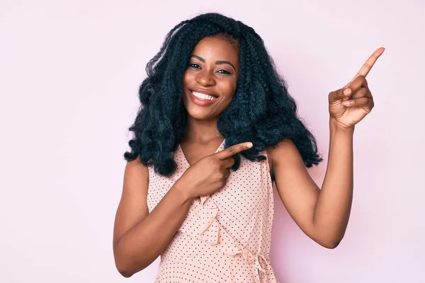 Schöne Afrikanische Frau Lässiger Sommerkleidung Lächelt Und Schaut Die Kamera — Stockfoto