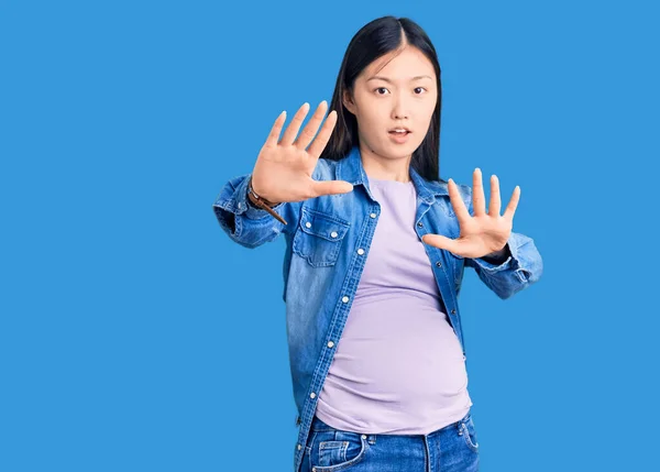 Jonge Mooie Chinese Vrouw Zwanger Verwacht Baby Doen Stop Gebaar — Stockfoto