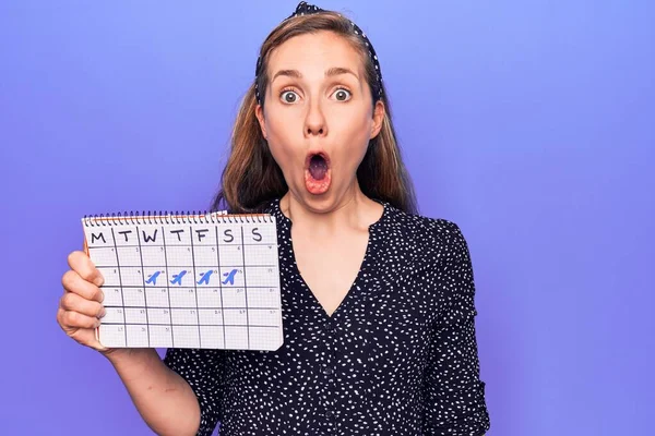 Ung Vacker Blond Kvinna Som Håller Semester Resa Kalender Rädd — Stockfoto