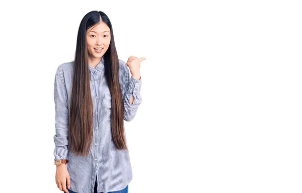 Młoda Piękna Chinka Ubrana Luźną Koszulę Uśmiecha Się Szczęśliwą Twarzą — Zdjęcie stockowe