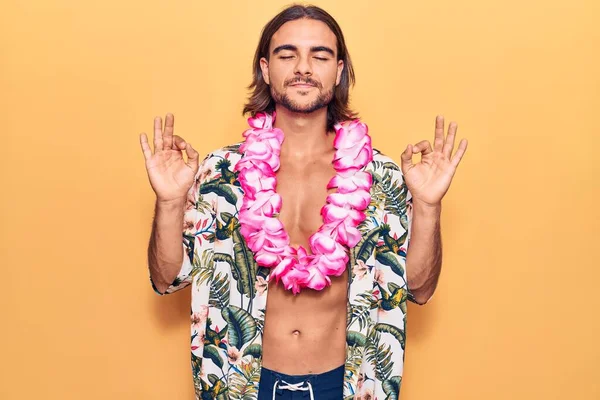 Joven Hombre Guapo Con Traje Baño Lei Hawaiano Relajarse Sonreír — Foto de Stock