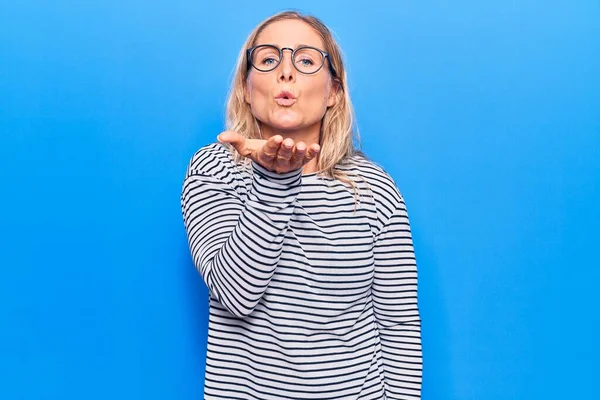 Mujer Rubia Caucásica Mediana Edad Con Suéter Rayas Casual Gafas — Foto de Stock