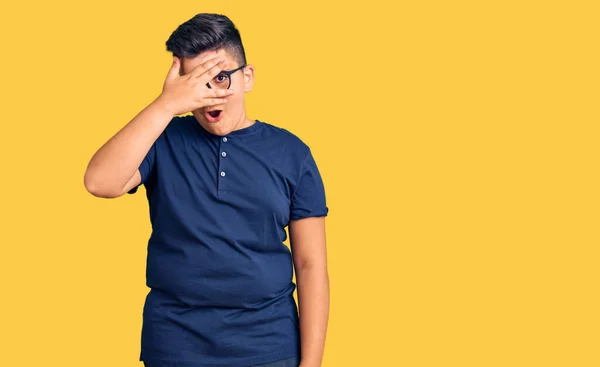 Niño Pequeño Vistiendo Ropa Casual Gafas Asomándose Shock Cubriendo Cara — Foto de Stock