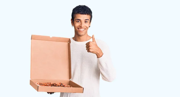 Joven Africano Amerciano Hombre Celebración Entrega Pizza Caja Sonriendo Feliz —  Fotos de Stock