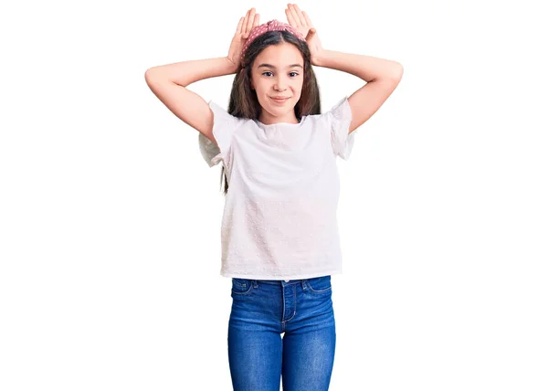 Aranyos Spanyol Gyerek Lány Alkalmi Fehér Pólót Visel Csinál Nyuszifül — Stock Fotó