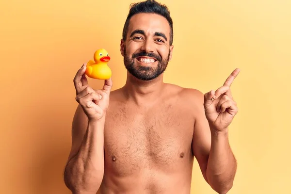 Jovem Hispânico Homem Sem Camisa Segurando Brinquedo Pato Sorrindo Feliz — Fotografia de Stock