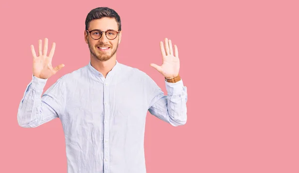 Beau Jeune Homme Avec Ours Portant Une Élégante Chemise Affaires — Photo