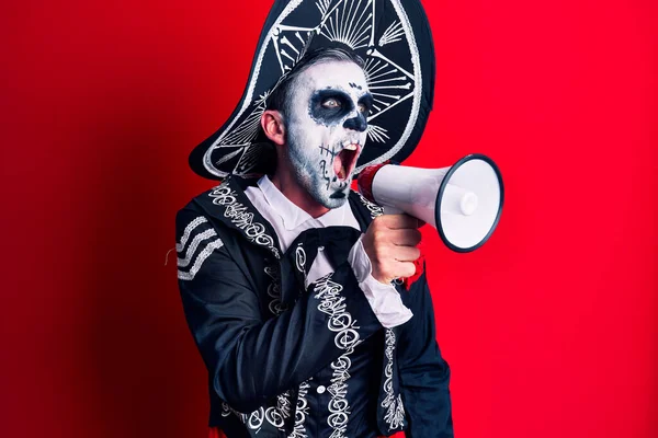 在墨西哥 穿着死者服装的令人生畏的人通过扩音器大喊大叫 这是由传统仪式造成的 — 图库照片