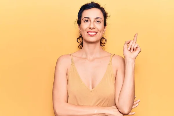 Jovem Bela Mulher Hispânica Vestindo Roupas Casuais Sorrindo Feliz Apontando — Fotografia de Stock