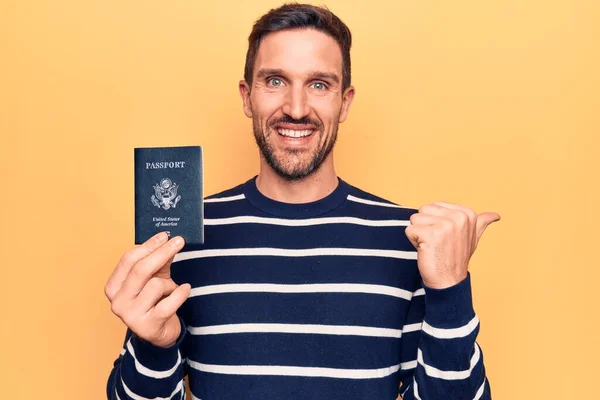 Birleşik Devletler Pasaportu Taşıyan Genç Yakışıklı Bir Turist Izole Edilmiş — Stok fotoğraf