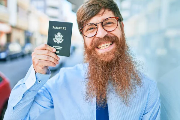 Joven Hombre Negocios Pelirroja Guapo Usando Ropa Elegante Sonriendo Feliz — Foto de Stock