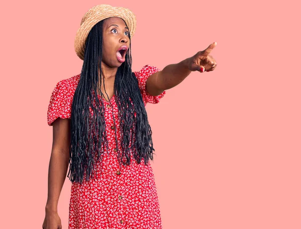Genç Afro Amerikan Kadın Yaz Şapkası Takıyor Parmağıyla Işaret Ediyor — Stok fotoğraf