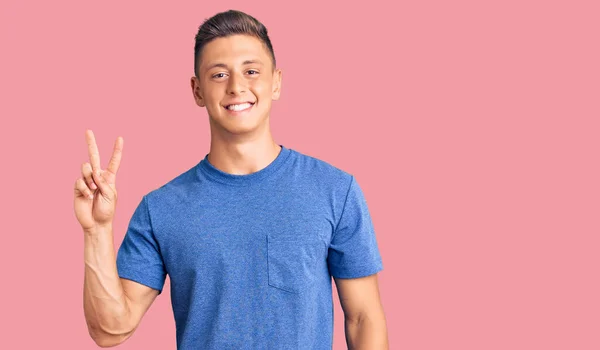 Joven Hombre Hispano Guapo Vistiendo Ropa Casual Sonriendo Con Cara — Foto de Stock