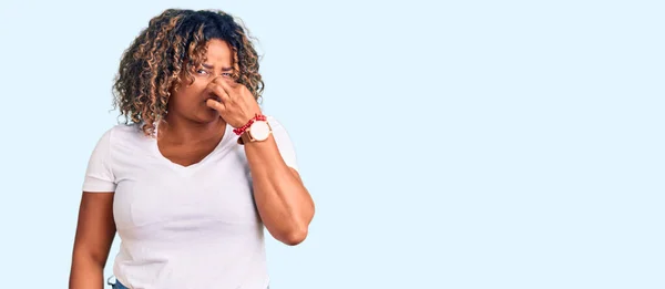 Young African American Size Woman Wearing Casual Clothes Smelling Something — Stock Photo, Image