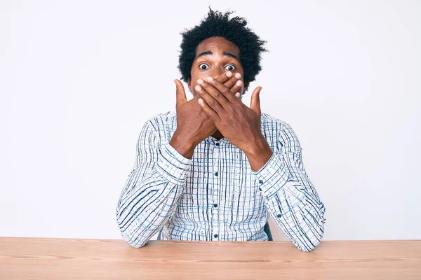 Een Knappe Afro Amerikaanse Man Met Afrohaar Casual Kleding Tafel — Stockfoto