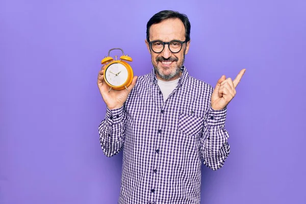 Homem Meia Idade Usando Óculos Segurando Relógio Alarme Vintage Sobre — Fotografia de Stock