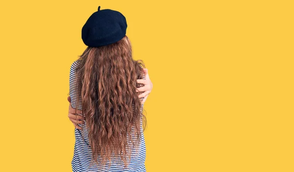 Fransız Beresi Takan Çizgili Tişört Giyen Genç Güzel Sarışın Bir — Stok fotoğraf