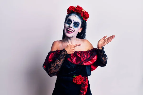 Mujer Joven Vistiendo Día Mexicano Del Maquillaje Muerto Asombrada Sonriendo — Foto de Stock