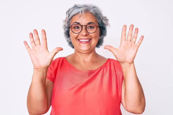 Starsza Latynoska Siwowłosa Kobieta Luźnych Ubraniach Okularach Pokazująca Wskazująca Palcami — Zdjęcie stockowe