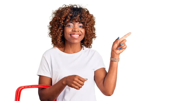 Jong Afrikaans Amerikaans Vrouw Houden Supermarkt Winkelmand Glimlachen Gelukkig Wijzend — Stockfoto