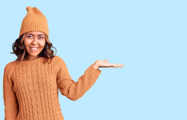 Junge Schöne Mischlingshündin Mit Wollpullover Und Wintermütze Lächelt Fröhlich Und — Stockfoto