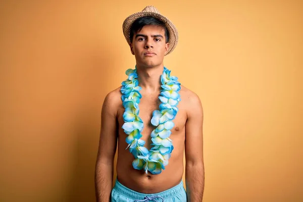 Junger Gutaussehender Touristenmann Urlaub Badebekleidung Und Hawaiianischen Lei Blumen Mit — Stockfoto