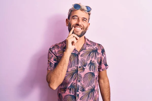 Schöner Blonder Mann Urlaub Mit Lässigem Hemd Und Sonnenbrille Vor — Stockfoto