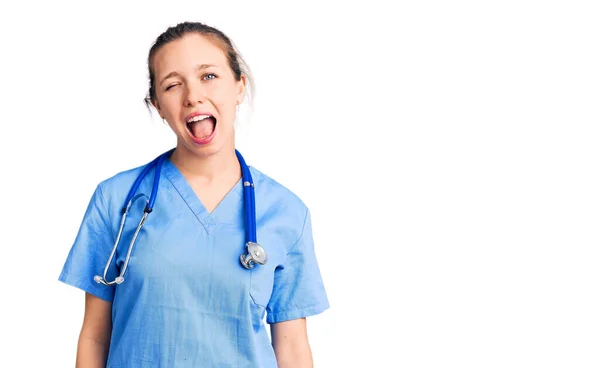 Jeune Belle Femme Blonde Portant Uniforme Médecin Stéthoscope Clin Oeil — Photo