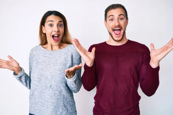 Belo Casal Vestindo Roupas Casuais Celebrando Vitória Com Sorriso Feliz — Fotografia de Stock