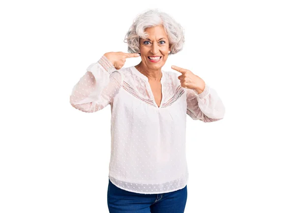 Mujer Mayor Pelo Gris Con Ropa Casual Sonriendo Alegre Mostrando —  Fotos de Stock