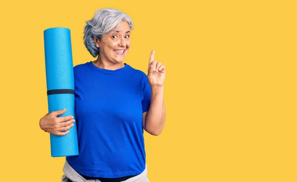 Mujer Mayor Con Pelo Gris Sosteniendo Esterilla Yoga Sorprendida Con —  Fotos de Stock