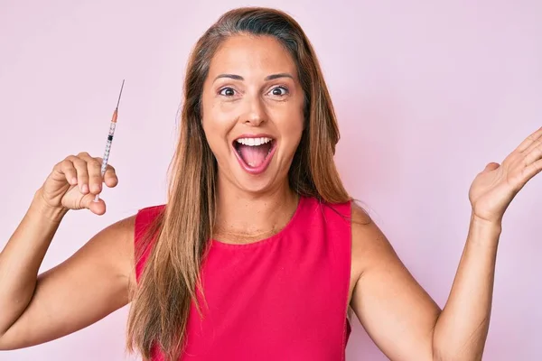 Donna Ispanica Mezza Età Che Tiene Siringa Celebrando Vittoria Con — Foto Stock