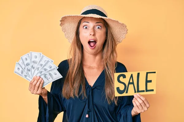 Mujer Hispana Mediana Edad Con Sombrero Verano Sosteniendo Banner Venta —  Fotos de Stock