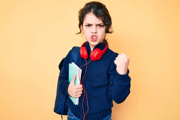 Roztomilé Hispánské Dítě Držící Studentský Batoh Učebnice Otrávené Frustrované Křičící — Stock fotografie