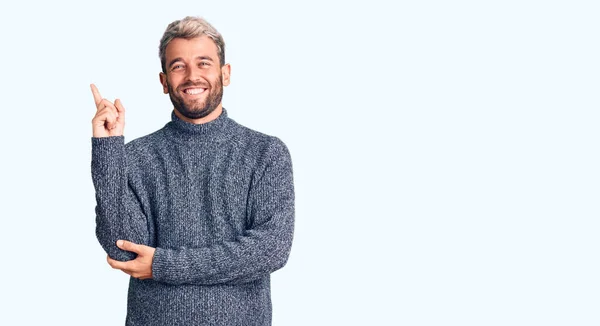 Joven Hombre Rubio Guapo Usando Suéter Casual Sonriendo Feliz Señalando —  Fotos de Stock
