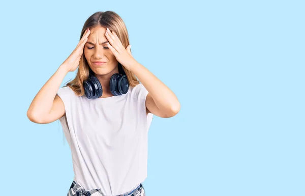 Beautiful Caucasian Woman Blonde Hair Listening Music Wearing Headphones Suffering — Stock Photo, Image