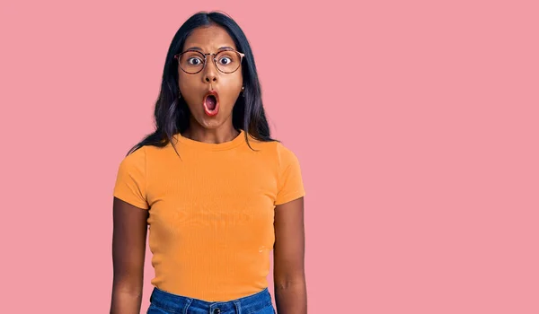 Junges Indisches Mädchen Lässiger Kleidung Und Brille Ängstlich Und Schockiert — Stockfoto