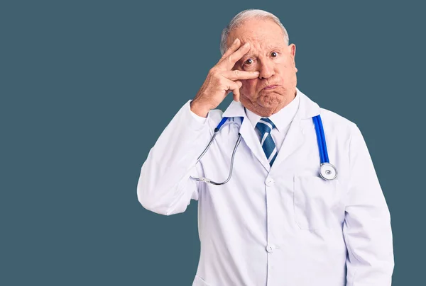 Starszy Przystojny Siwowłosy Mężczyzna Płaszczu Lekarskim Stetoskopie Zaniepokojony Zestresowany Problemem — Zdjęcie stockowe