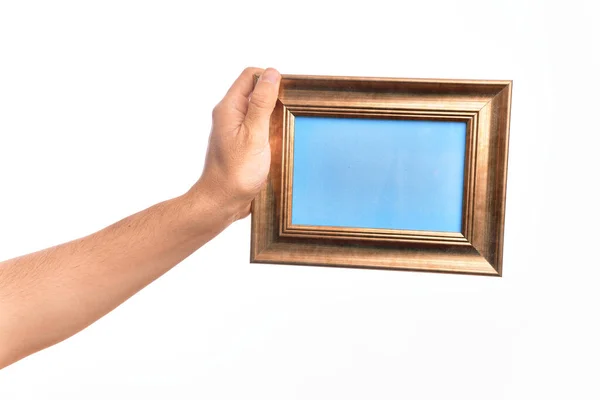 Mão Caucasiano Jovem Segurando Moldura Vazia Sobre Fundo Branco Isolado — Fotografia de Stock