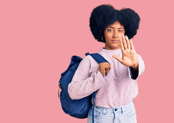 Jovem Afro Americana Segurando Mochila Estudantil Com Mão Aberta Fazendo — Fotografia de Stock