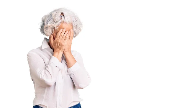 Äldre Gråhårig Kvinna Klädd Vardagskläder Med Sorgligt Ansiktsuttryck Med Händer — Stockfoto